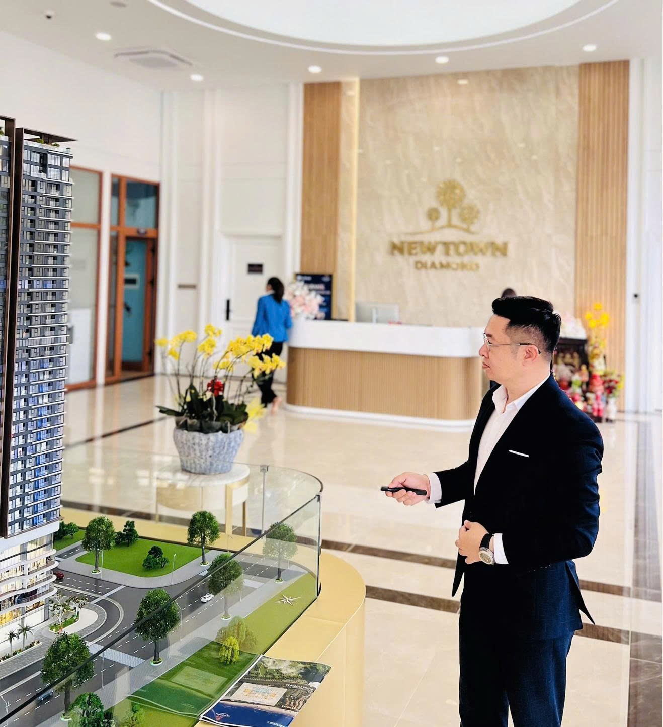 Nguyễn Tiến Cường giới thiệu mô hình căn hộ tại Newtown Diamond